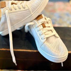 Adorable brand new Olukai canvas never worn Size 38 White